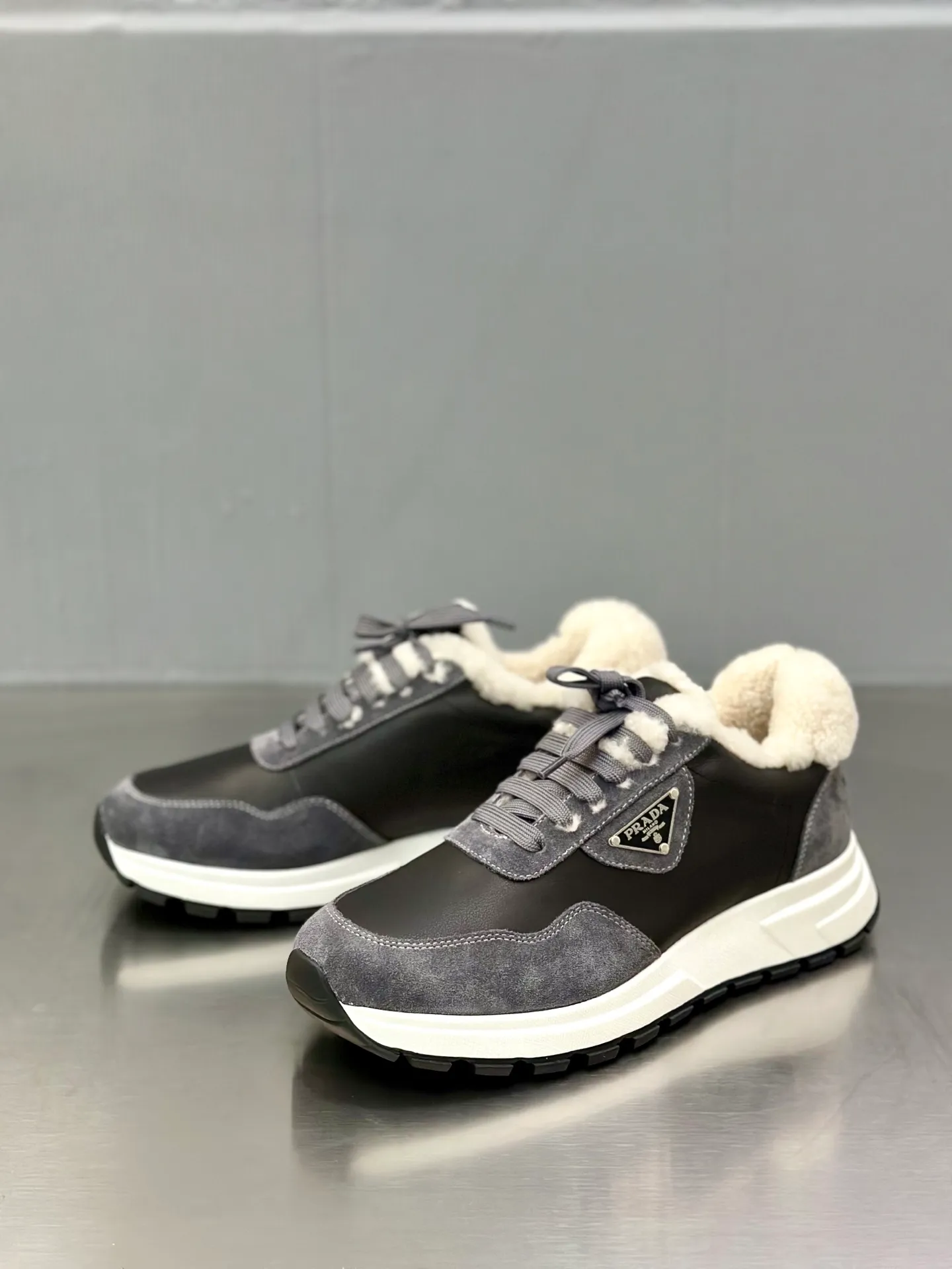 💰780 Prada/Prada men's new wool sneakers. This sneaker presents a modern version, reinterpreting the brand's archive style with clean lines and smooth details. The shoes are made of calf leather and technical fabric, with a triangular metal logo on the outside, bright TPU decoration on the heel, and a longer and padded inner heel design for a more comfortable fit. The tongue is decorated with a silk-screen logo, and is paired with a hollow rubber sole on the heel. The full cowhide lining comes standard with logo cowhide foot pads, making the upper foot taller, more comfortable, and versatile! Comes with full original packaging! Size: 39-40-41-42-43-44 standard leather shoe size (45 can be customized and does not support returns)